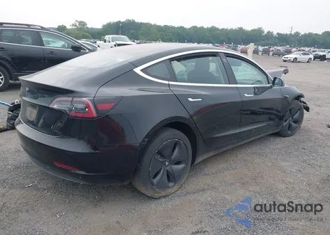 2018 Tesla Model 3 Long Range/Mid Range z USA, uszkodzony, nr VIN 5YJ3E1EA7JF152222